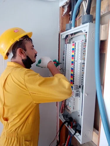 فني كهربائي الشعب يقوم بإصلاح لوحة كهربائية